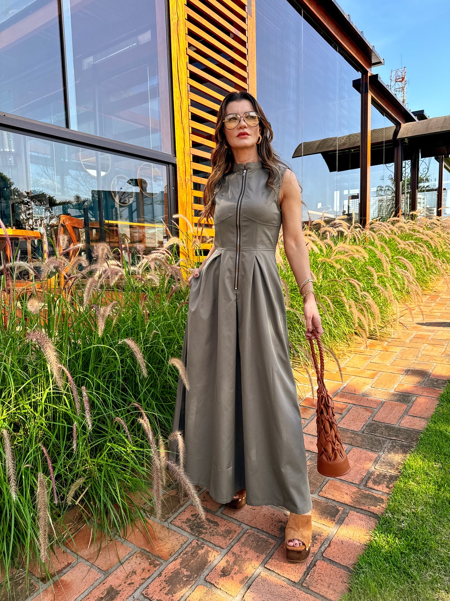 Vestido Feminino Longo Fechamento em Zíper no Busto com Cintura Império e Bolsos - Liriel