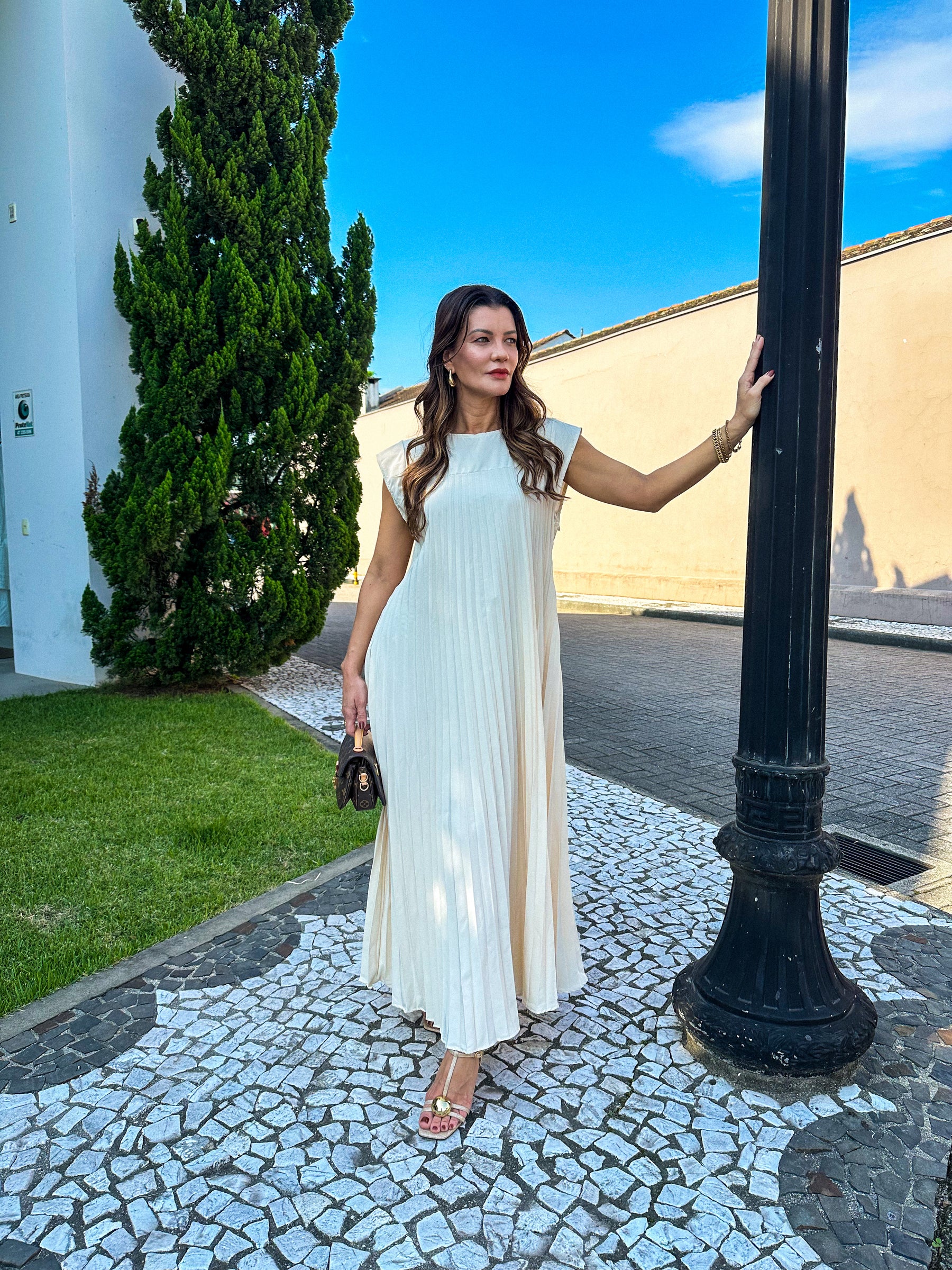 Vestido Longo Plissado Soltinho com Mangas Curtas e Decote – Diana