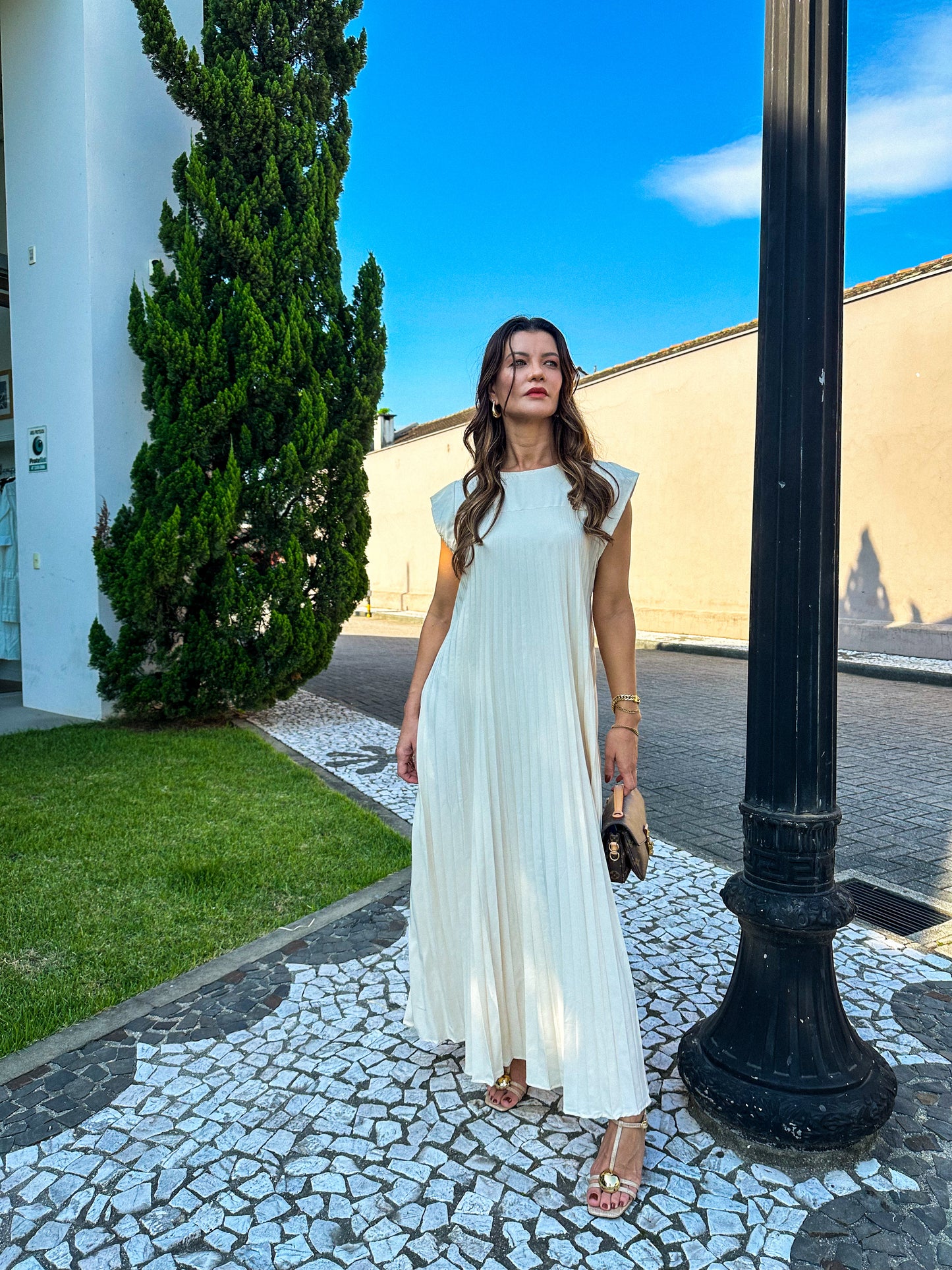 Vestido Feminino Longo Plissado Soltinho com Mangas Curtas - Diana