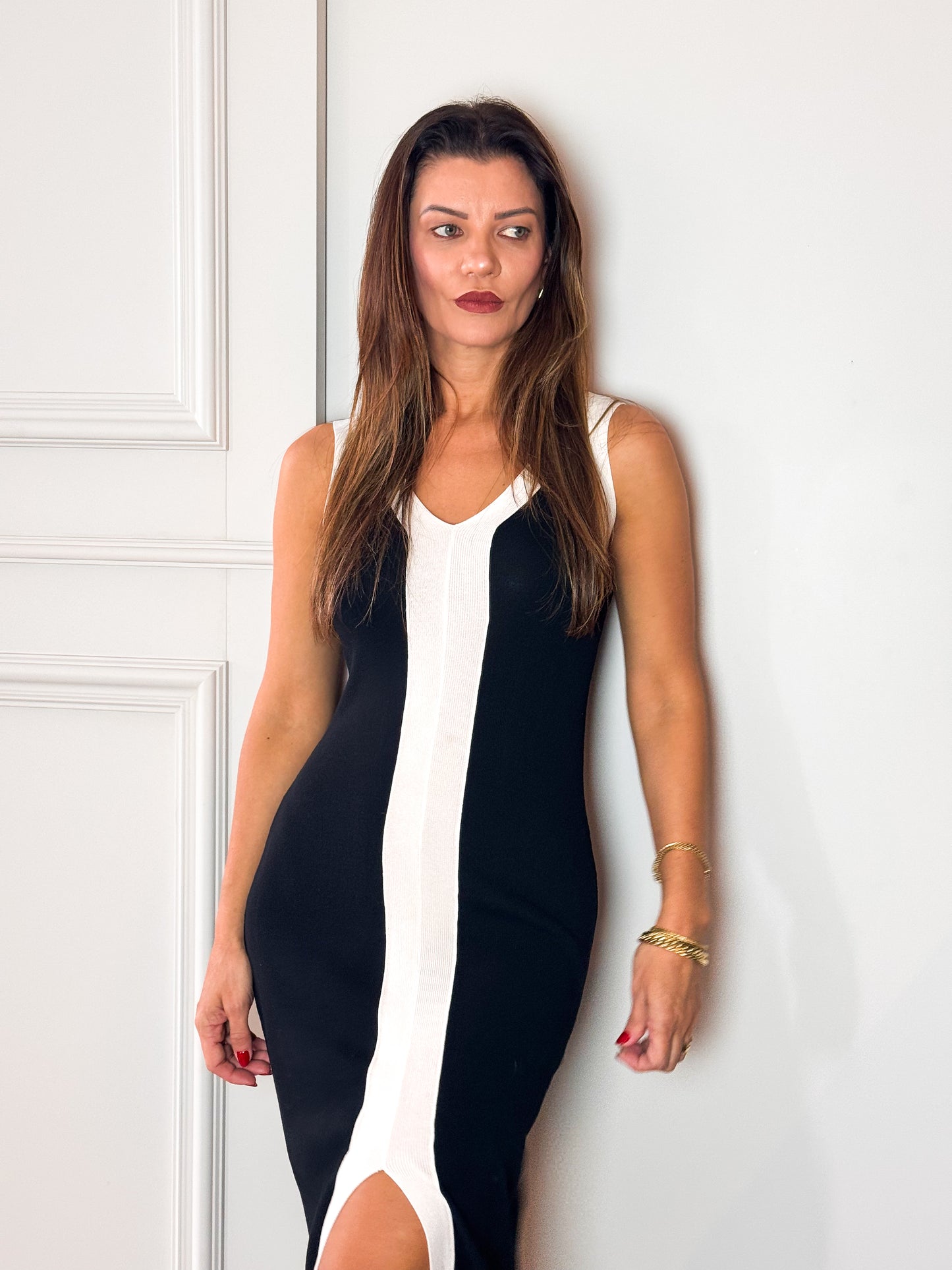 Vestido Feminino Midi Regata com Decote em V e Fenda - Aricia