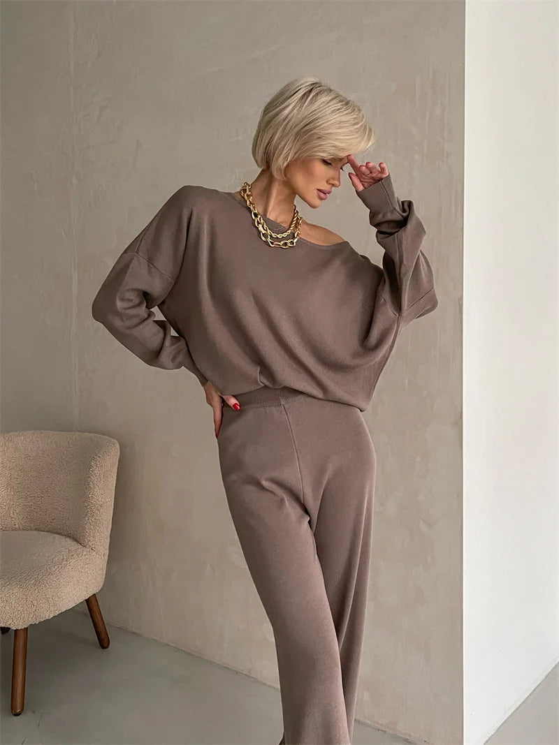 Conjunto com Blusa de Gola Assimétrica e Calça Flare Cintura Alta - Amelia