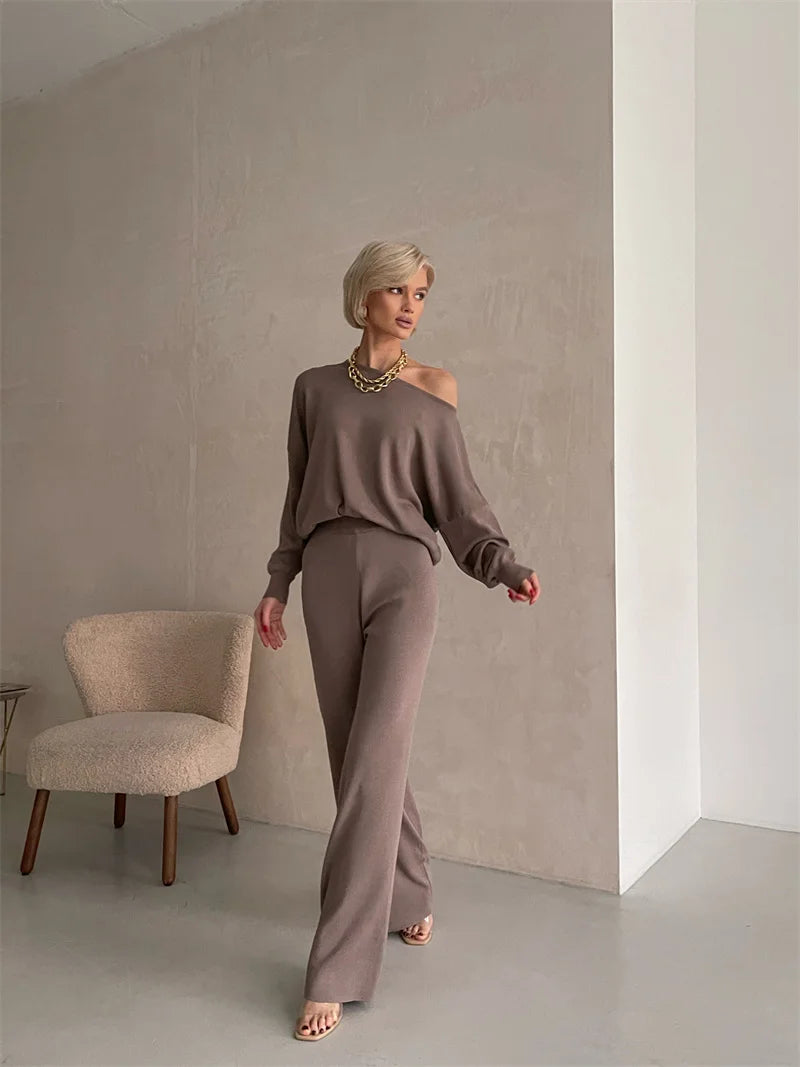 Conjunto com Blusa de Gola Assimétrica e Calça Flare Cintura Alta - Amelia
