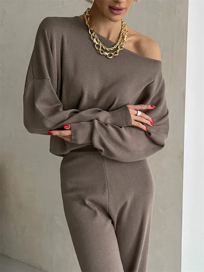 Conjunto com Blusa de Gola Assimétrica e Calça Flare Cintura Alta - Amelia
