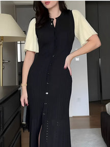 Vestido Midi de Tricô com Manga Curta e Abertura Frontal – Charlotte