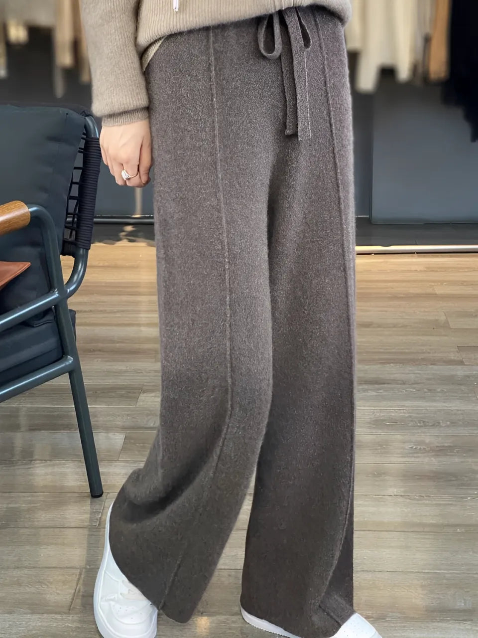 Calça Feminina Wide de Lã com Cintura Alta e Cadarço Ajustável – Justine