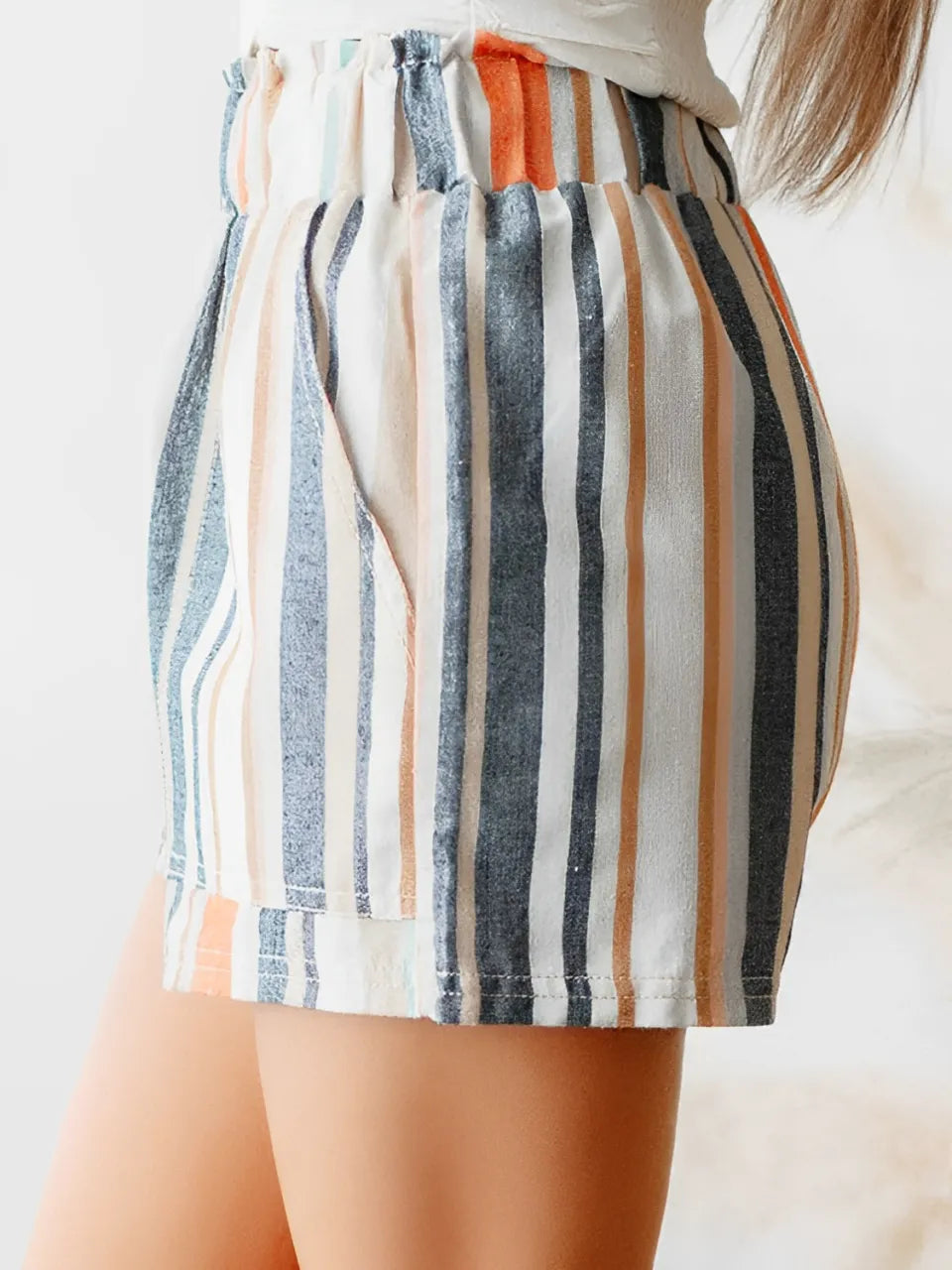 Short Feminino Listrado com Cintura Elástica e Bolsos - Marilia