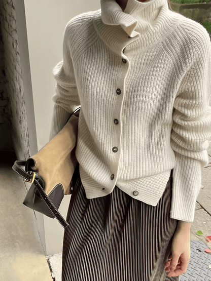 Cardigan Feminino em Lã com Gola Alta Ampla Estruturada e Fechamento em Botões  – Romana