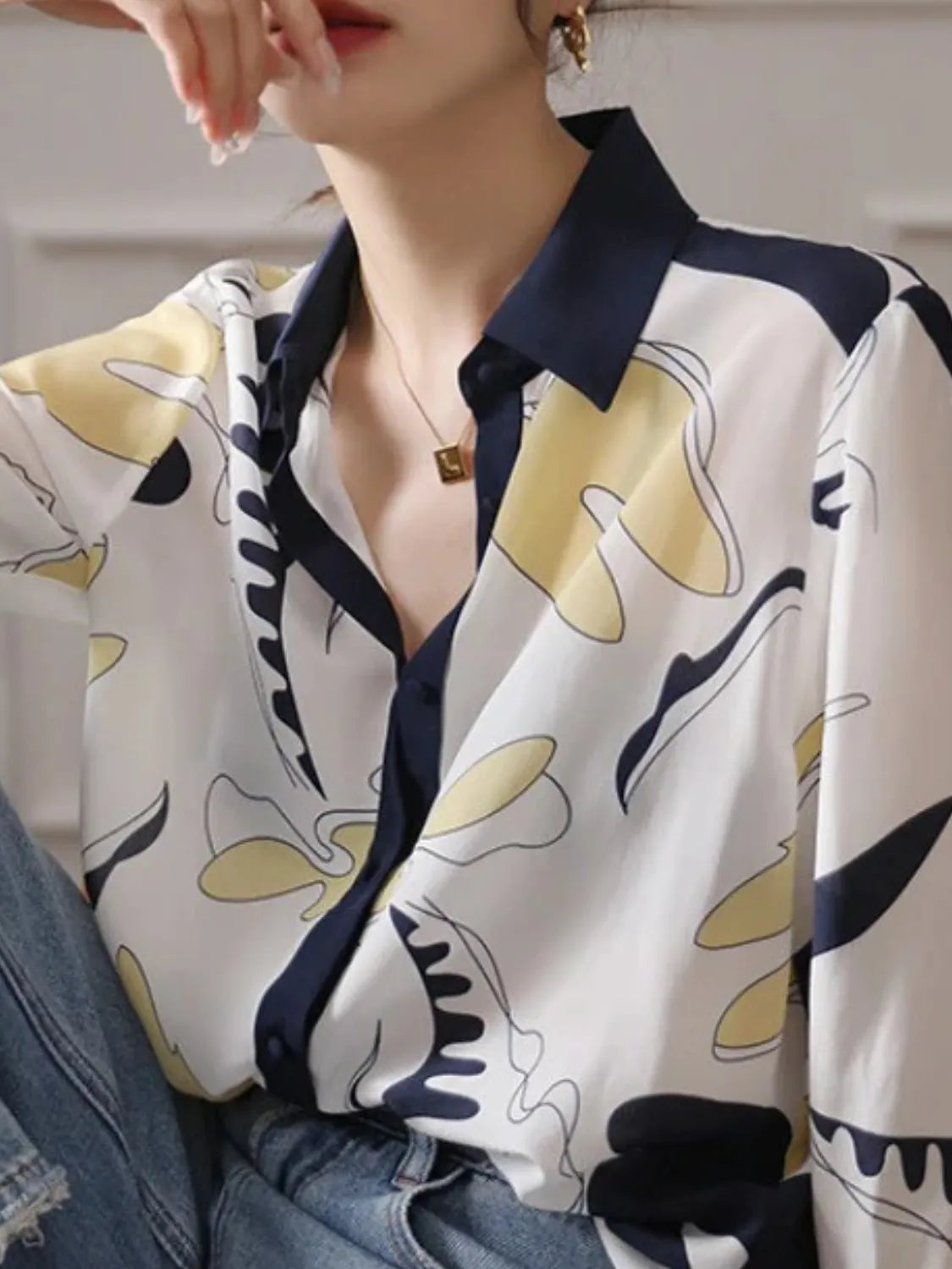 Camisa Estampada Casual com Decote em V e Botões - Elara