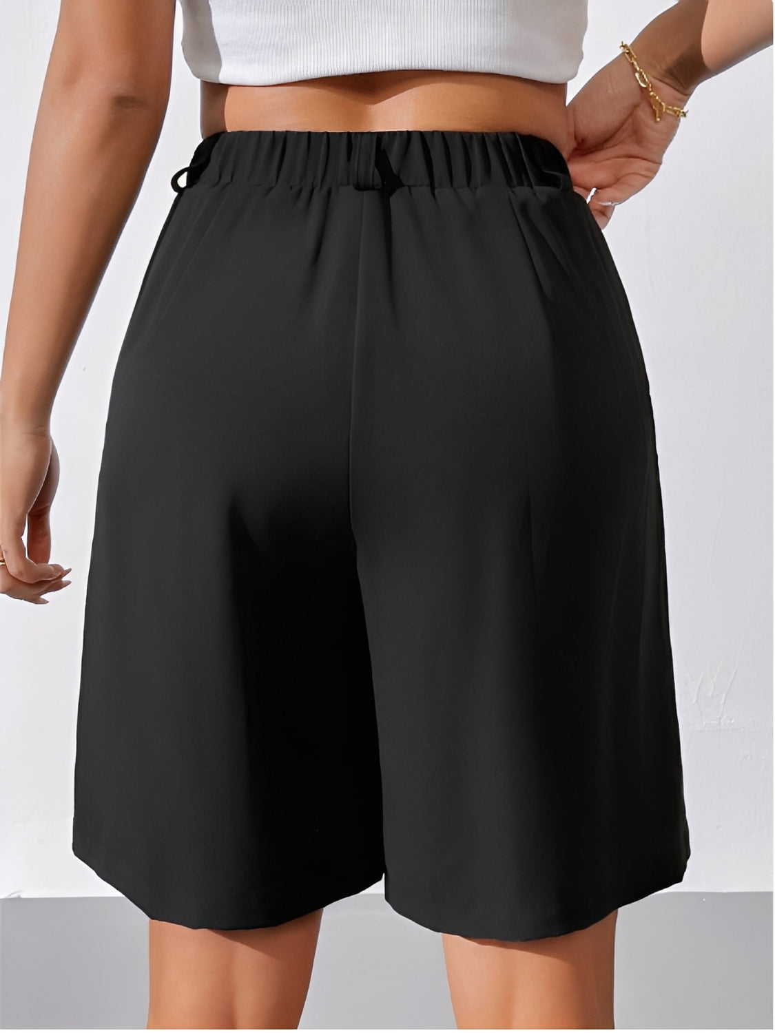 Bermuda Feminina em Alfaiataria com Cintura Alta Bolsos Laterais e Pregas Frontais Elegantes – Magdalena