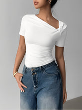 Blusa Feminina com Decote Assimétrico e Detalhe Torcido no Ombro – Thaysa