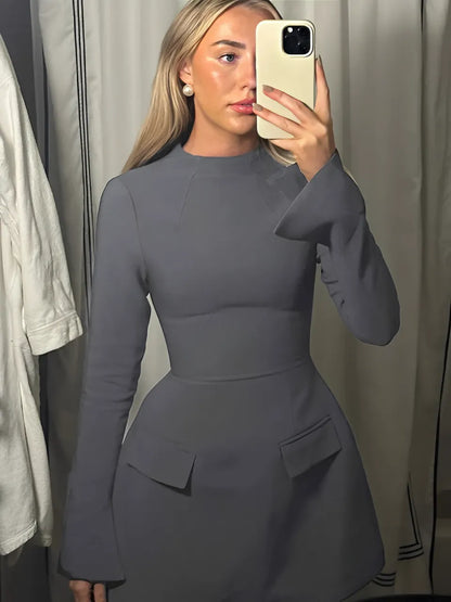 Vestido Feminino Curto de Alfaiataria com Mangas Longas Flare e Bolsos - Paloma