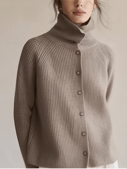Cardigan Feminino em Lã com Gola Alta Ampla Estruturada e Fechamento em Botões  – Romana