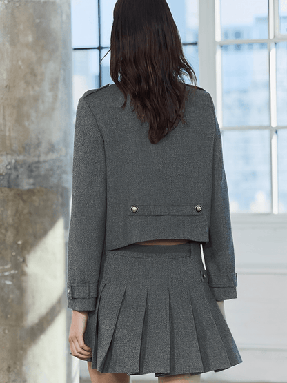 Conjunto Feminino em Alfaiataria Estruturada com Casaco Trespassado de Botões Duplos Ombreira Decorativa e Saia Curta Plissada – Cristine
