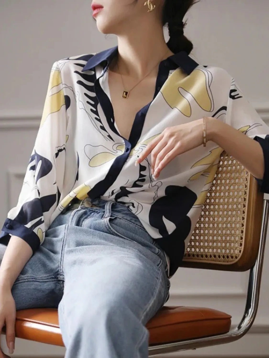 Camisa Estampada Casual com Decote em V e Botões - Elara