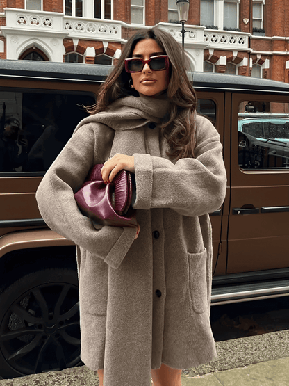 Casaco Feminino Oversized em Lã Batida com Bolsos Frontais Botões e Cachecol Removível com Franjas – Marjorie