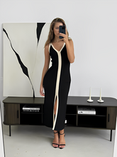 Vestido Midi Regata com Decote em V e Fenda Frontal – Aricia