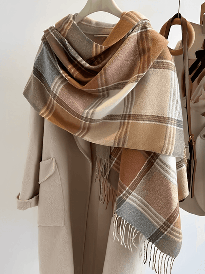 Cachecol Feminino em Caxemira Estampado em Xadrez Clássico e Acabamento com Franjas – Nadine