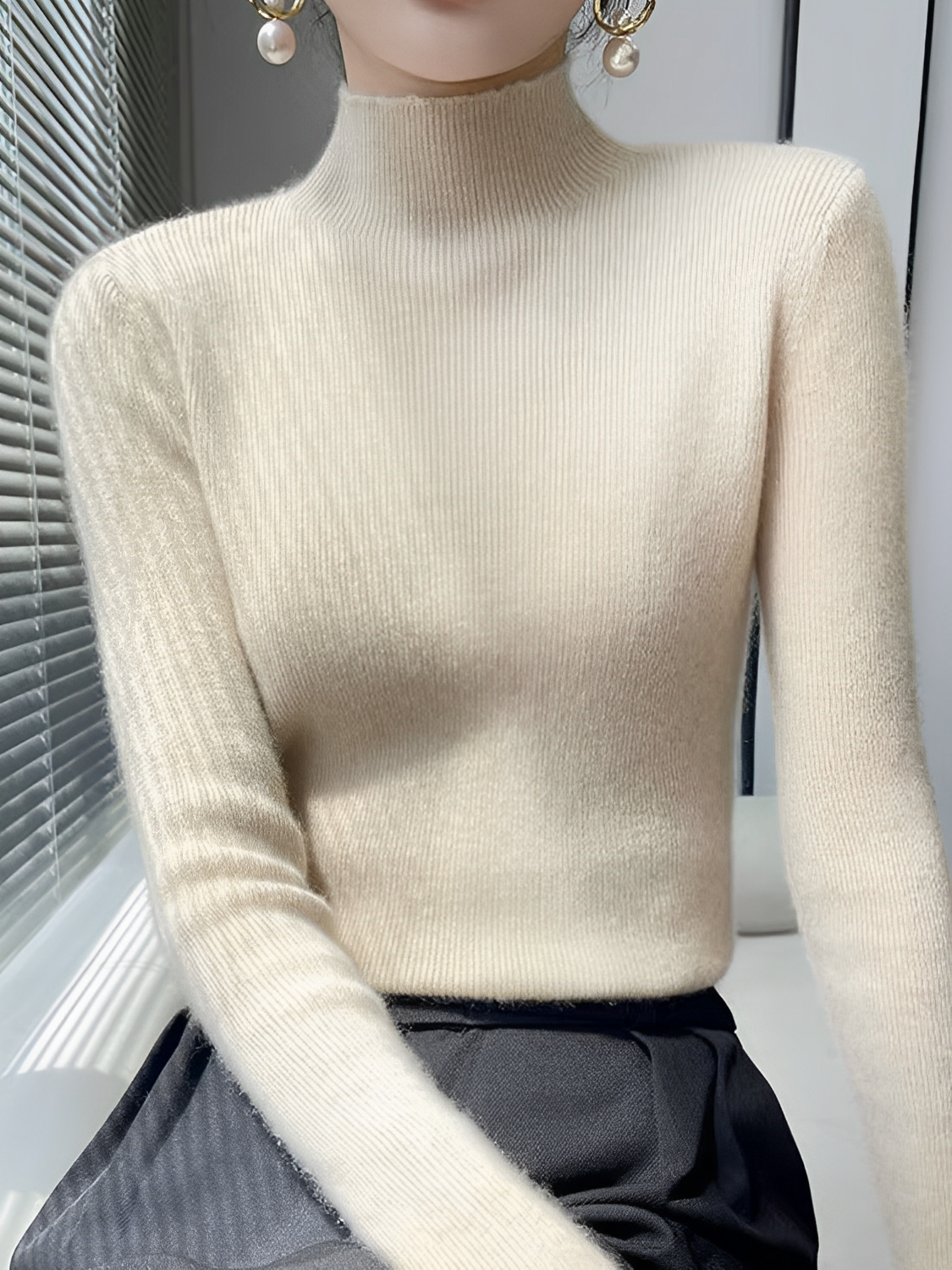 Suéter Feminino  de Tricô Canelado com Gola Alta – Saphira