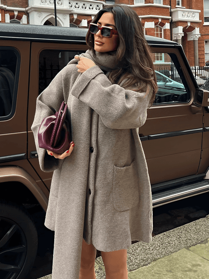Casaco Feminino Oversized em Lã Batida com Bolsos Frontais Botões e Cachecol Removível com Franjas – Marjorie