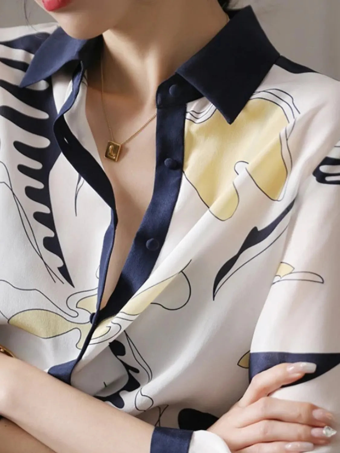 Camisa Estampada Casual com Decote em V e Botões - Elara