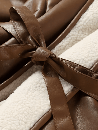 Casaco Feminino em Couro PU com Ilhós Decorativos Forro Peluciado em Lã  e Cinto Faixa – Maresa
