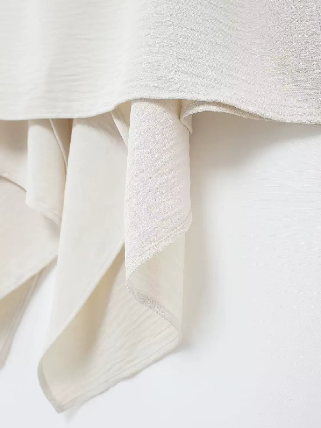 Blusa Feminina Bainha Assimétrica com Decote em V e Cinto de Cordão Ajustável - Serena