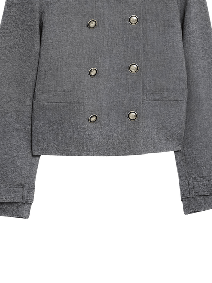 Conjunto Feminino em Alfaiataria Estruturada com Casaco Trespassado de Botões Duplos Ombreira Decorativa e Saia Curta Plissada – Cristine