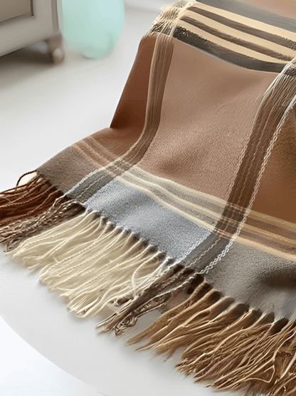 Cachecol Feminino em Caxemira Estampado em Xadrez Clássico e Acabamento com Franjas – Nadine