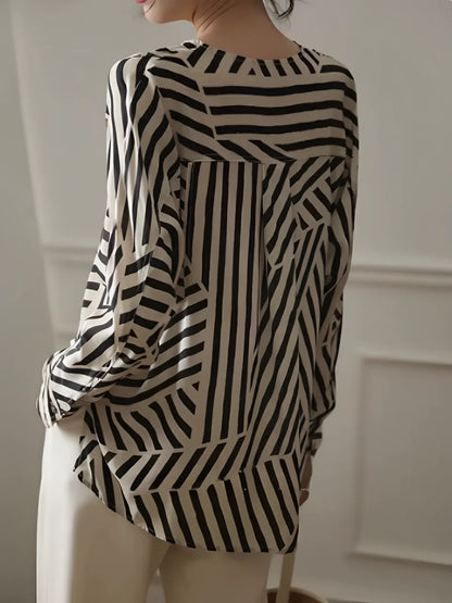 Camisa Feminina Listrada com Gola Redonda e Botões - Eudora
