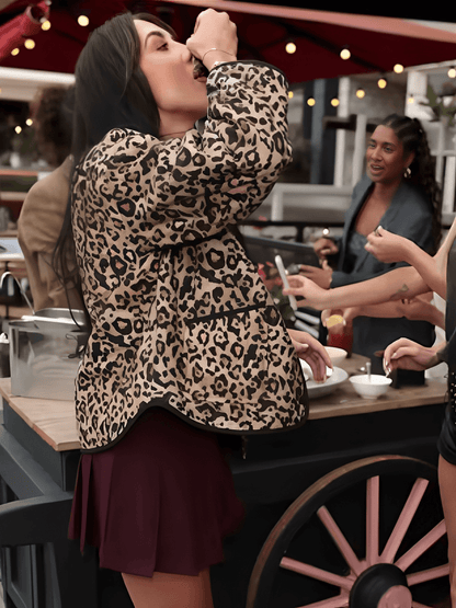 Casaco Feminino Acolchoado com Estampa Animal Print Bolsos e Fechamento em Botão de Pressão - Pabline
