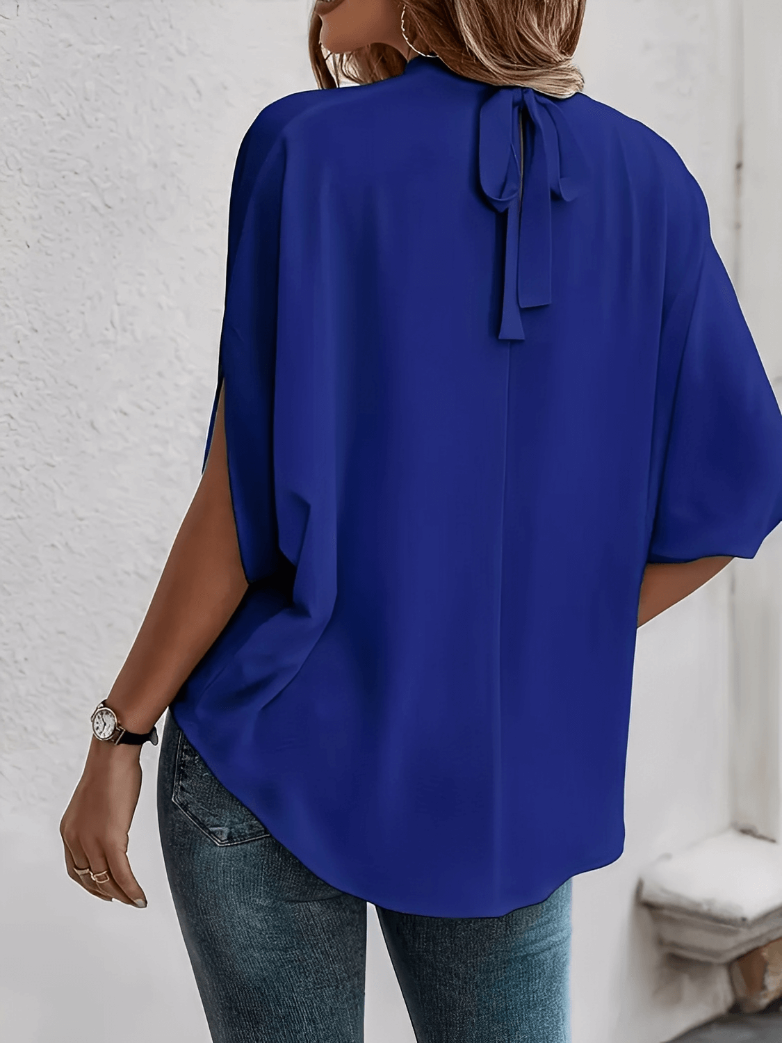 Blusa com Mangas Mocergo Vazadas e Gola Laço Amarração na Nuca - Catherine