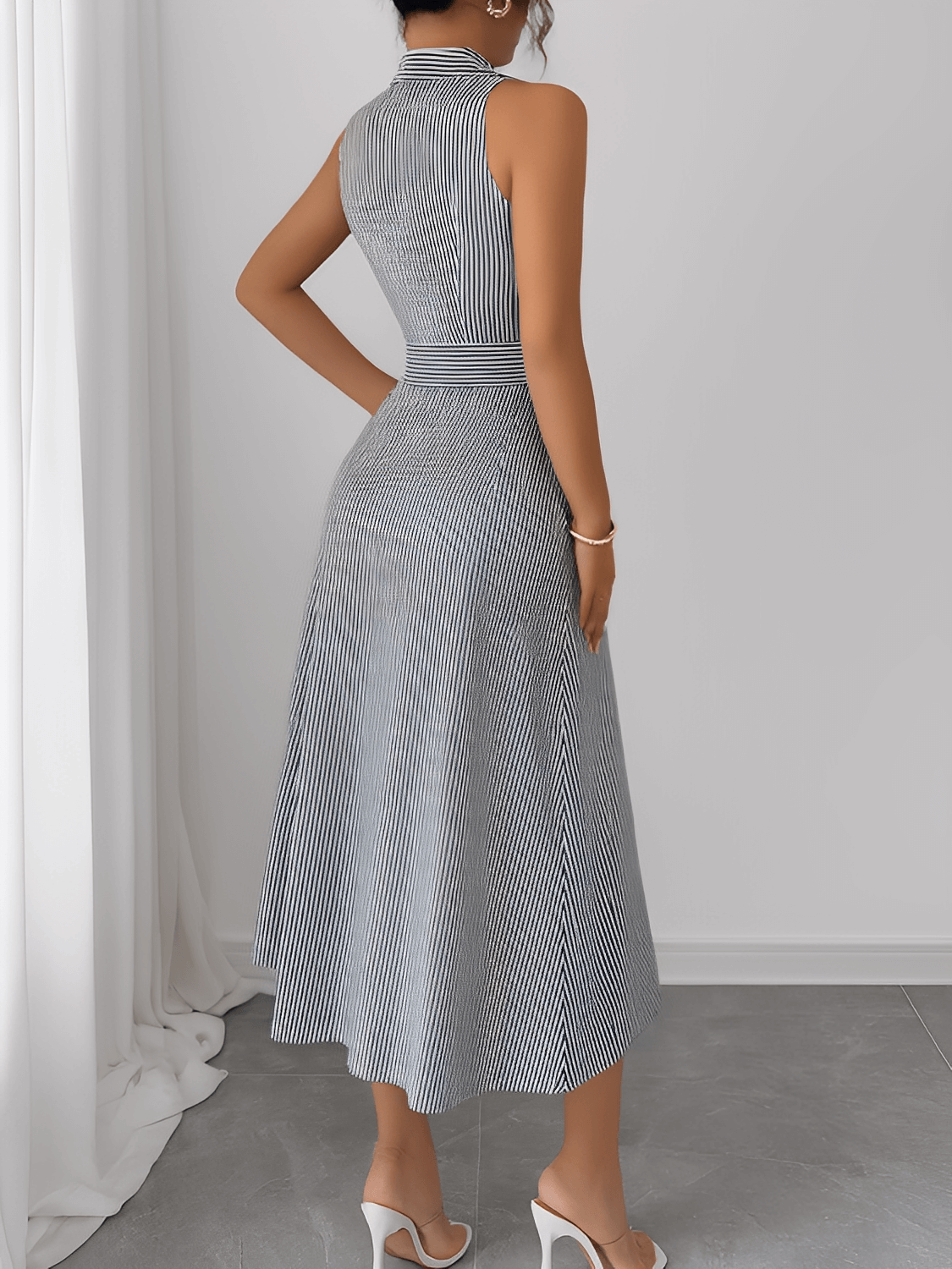 Vestido Feminino Chemise Listrado Midi Sem Manga com Gola Polo Botões Perolados e Faixa na Cintura– Liliana