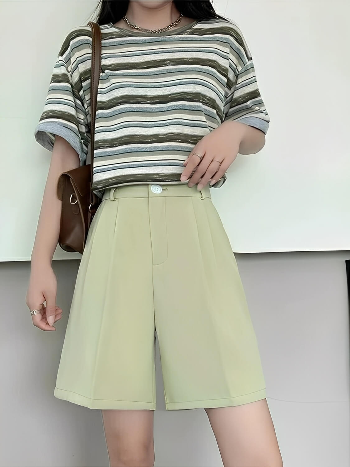 Bermuda Feminina em Alfaiataria com Pregas Elegantes Cintura Alta e Bolsos - Carola