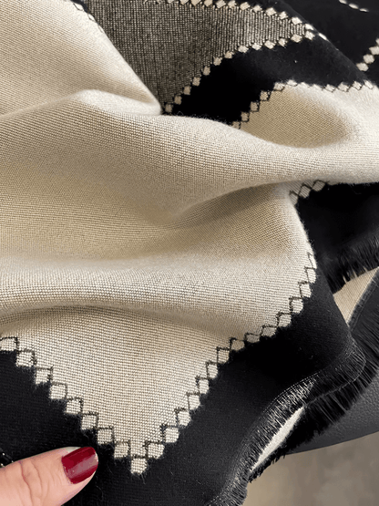 Cachecol Feminino em Caxemira Estampado Sofisticado com Franjas Delicadas – Marluce