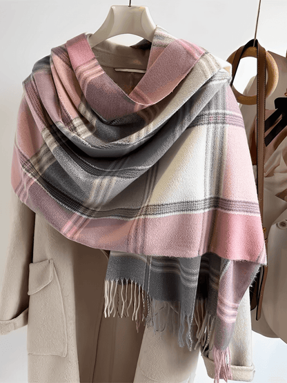 Cachecol Feminino em Caxemira Estampado em Xadrez Clássico e Acabamento com Franjas – Nadine
