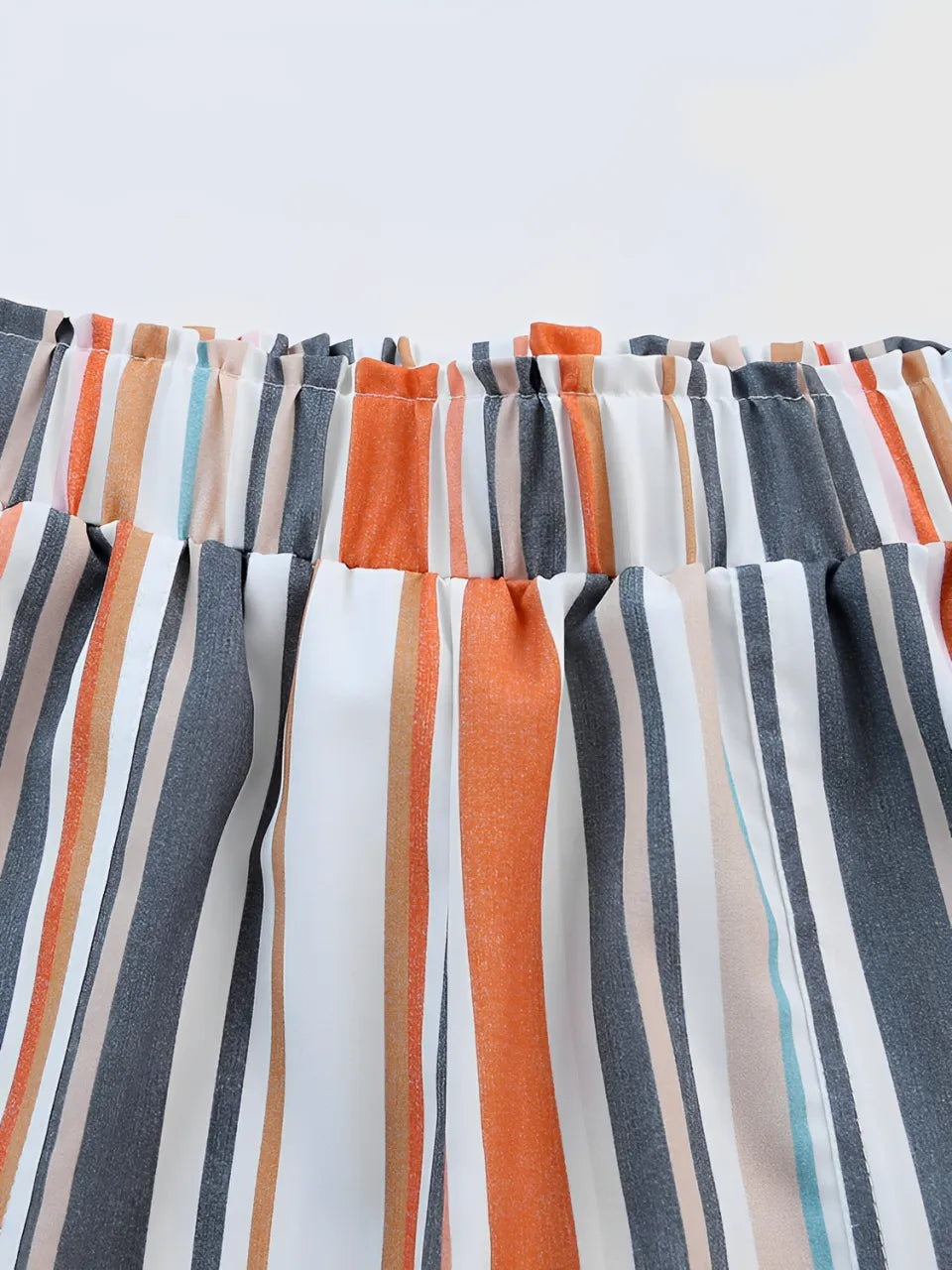 Short Feminino Listrado com Cintura Elástica e Bolsos - Marilia