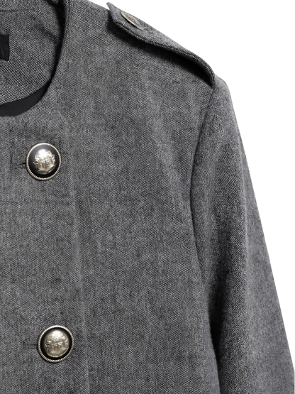 Conjunto Feminino em Alfaiataria Estruturada com Casaco Trespassado de Botões Duplos Ombreira Decorativa e Saia Curta Plissada – Cristine