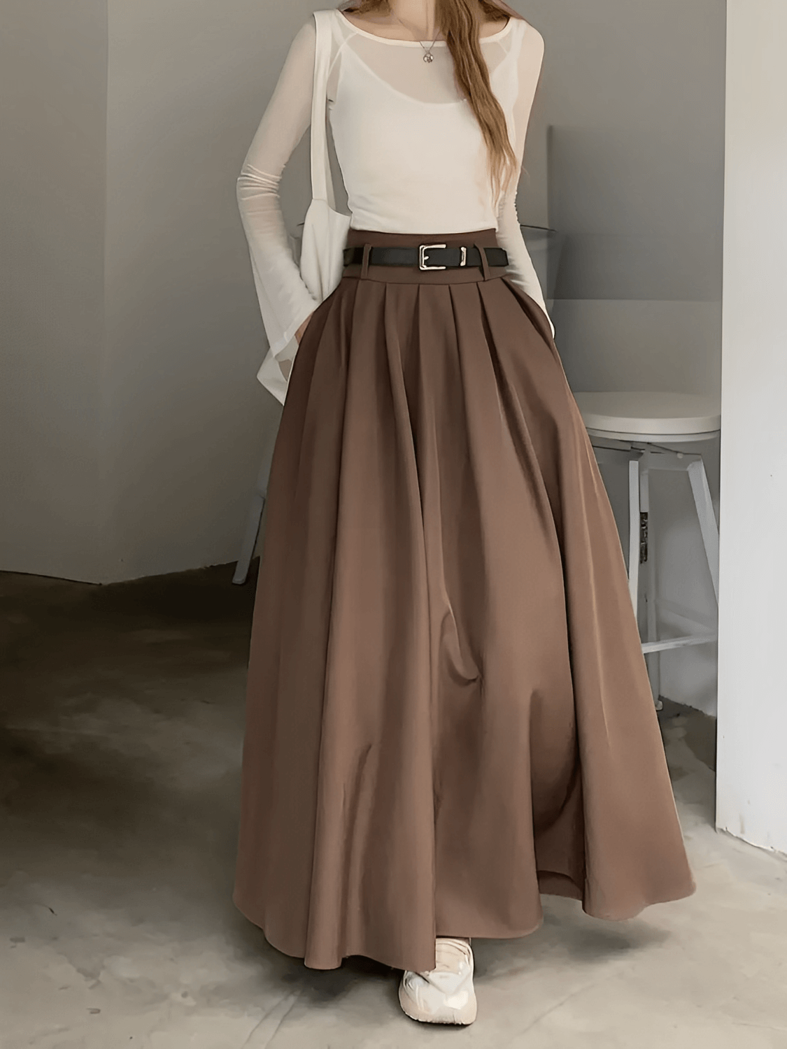 Saia Longa Plissada Estruturada com Bolsos e Cintura Alta – Anisha