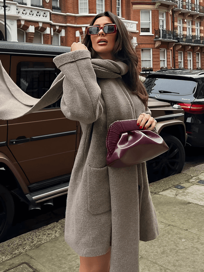 Casaco Feminino Oversized em Lã Batida com Bolsos Frontais Botões e Cachecol Removível com Franjas – Marjorie