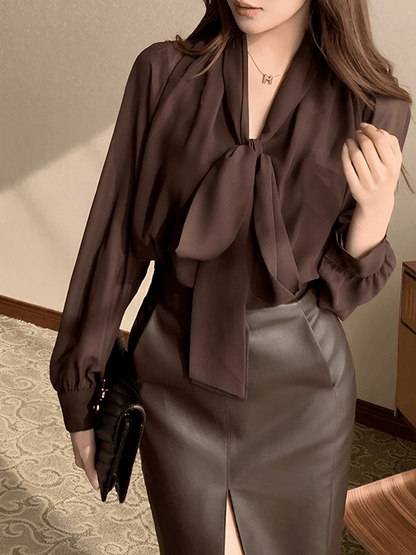 Camisa Feminina em Chiffon com Gola Laço e Punhos com Fechamento em Botão - Evangeline