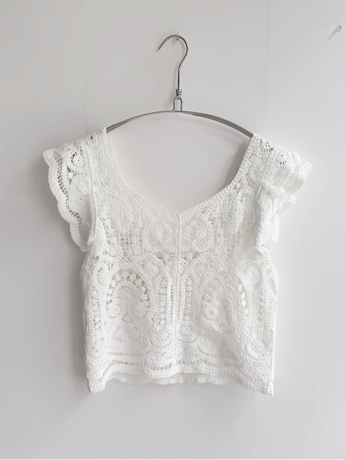 Blusa Feminina em Crochê Vazado com Babados nos Ombros e Botões  - Marvila