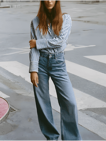 Camisa Listrada com Gola Clássica  Estruturada e Botões Frontais  – Glória