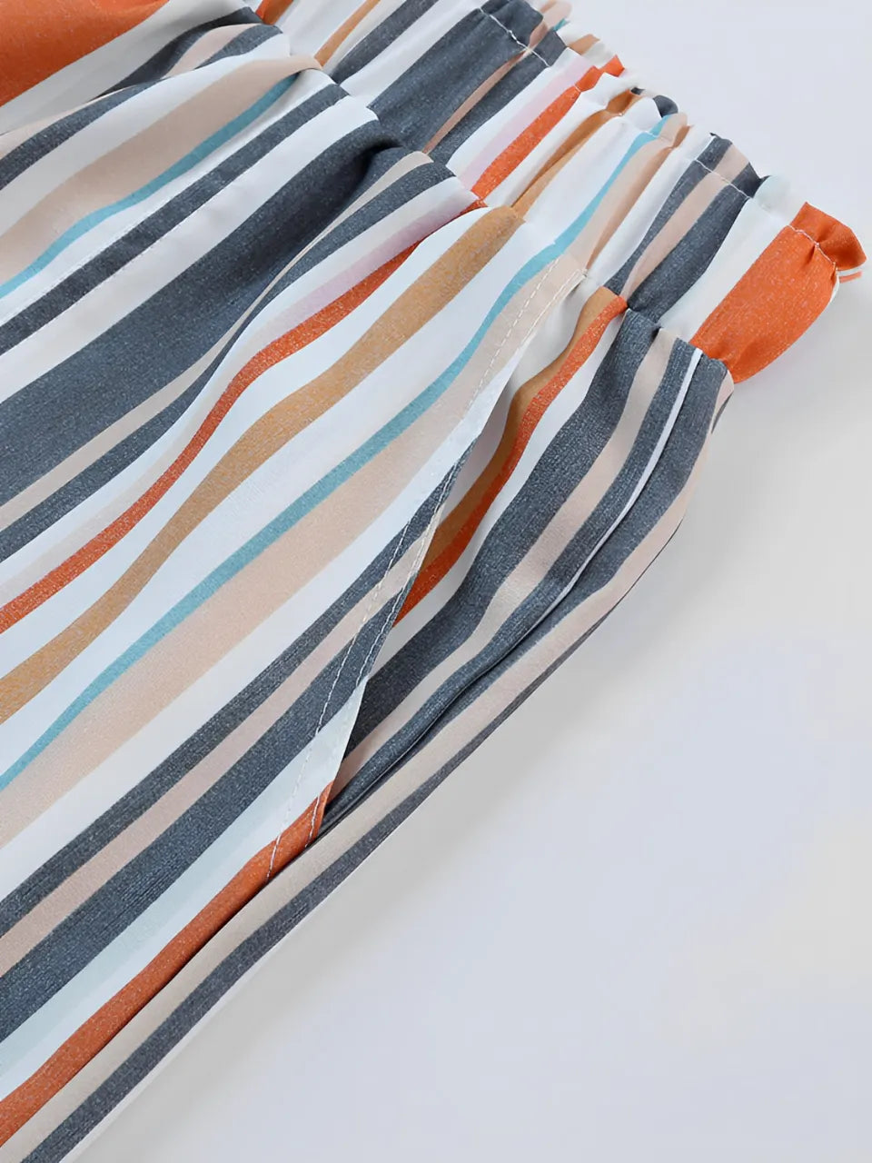 Short Feminino Listrado com Cintura Elástica e Bolsos - Marilia