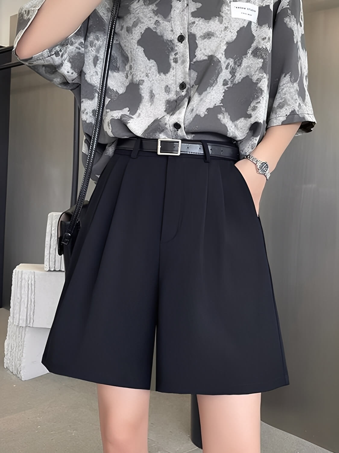 Bermuda Feminina em Alfaiataria com Pregas Elegantes Cintura Alta e Bolsos - Carola