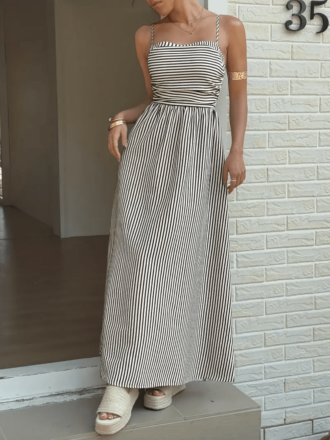 Vestido Feminino Maxi Listrado com Alças Finas Detalhe Franzido na Cintura e Elástico nas Costas – Molie