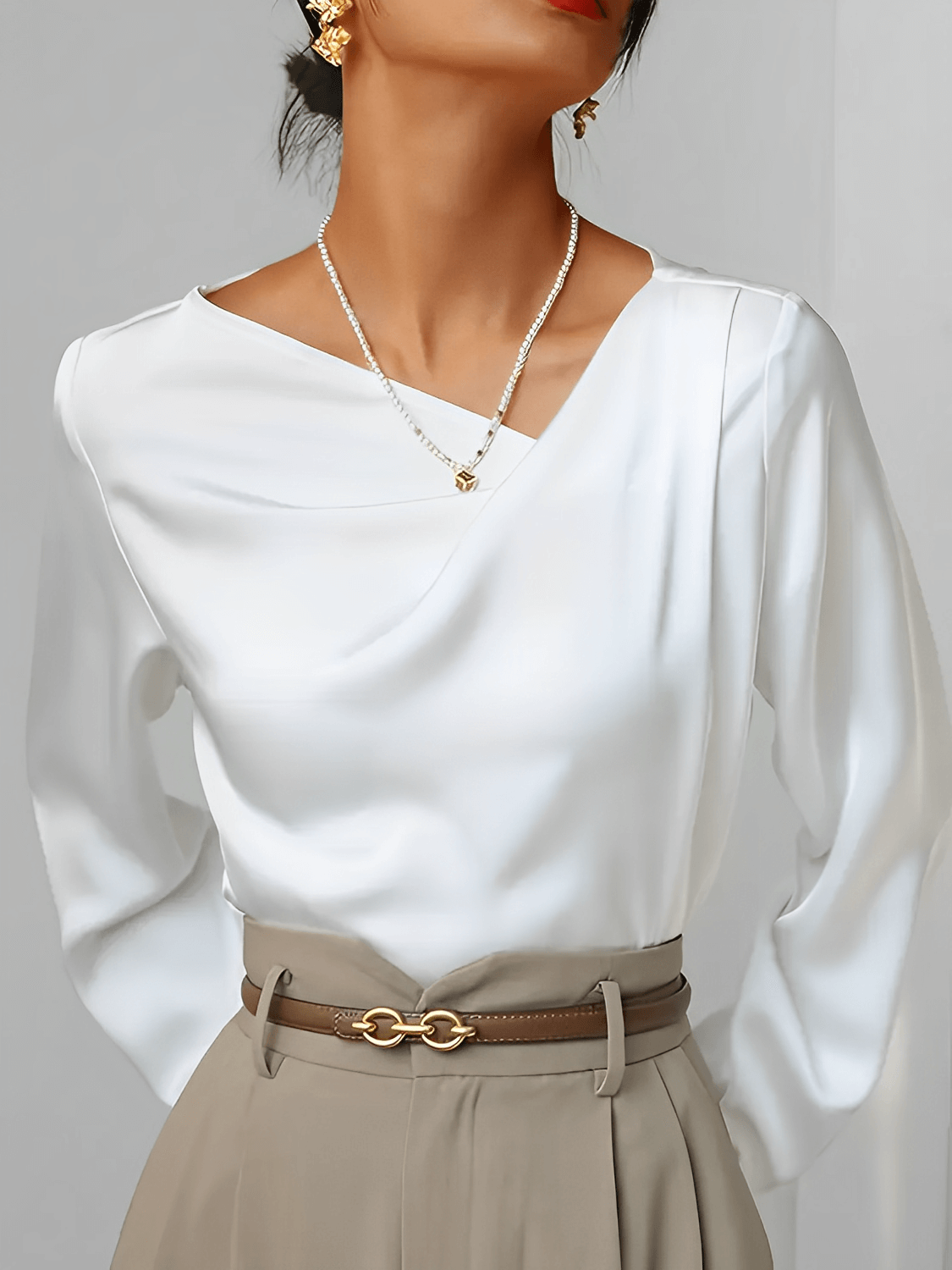 Blusa Acetinada com Decote Assimétrico e Punho com Botão – Dolores