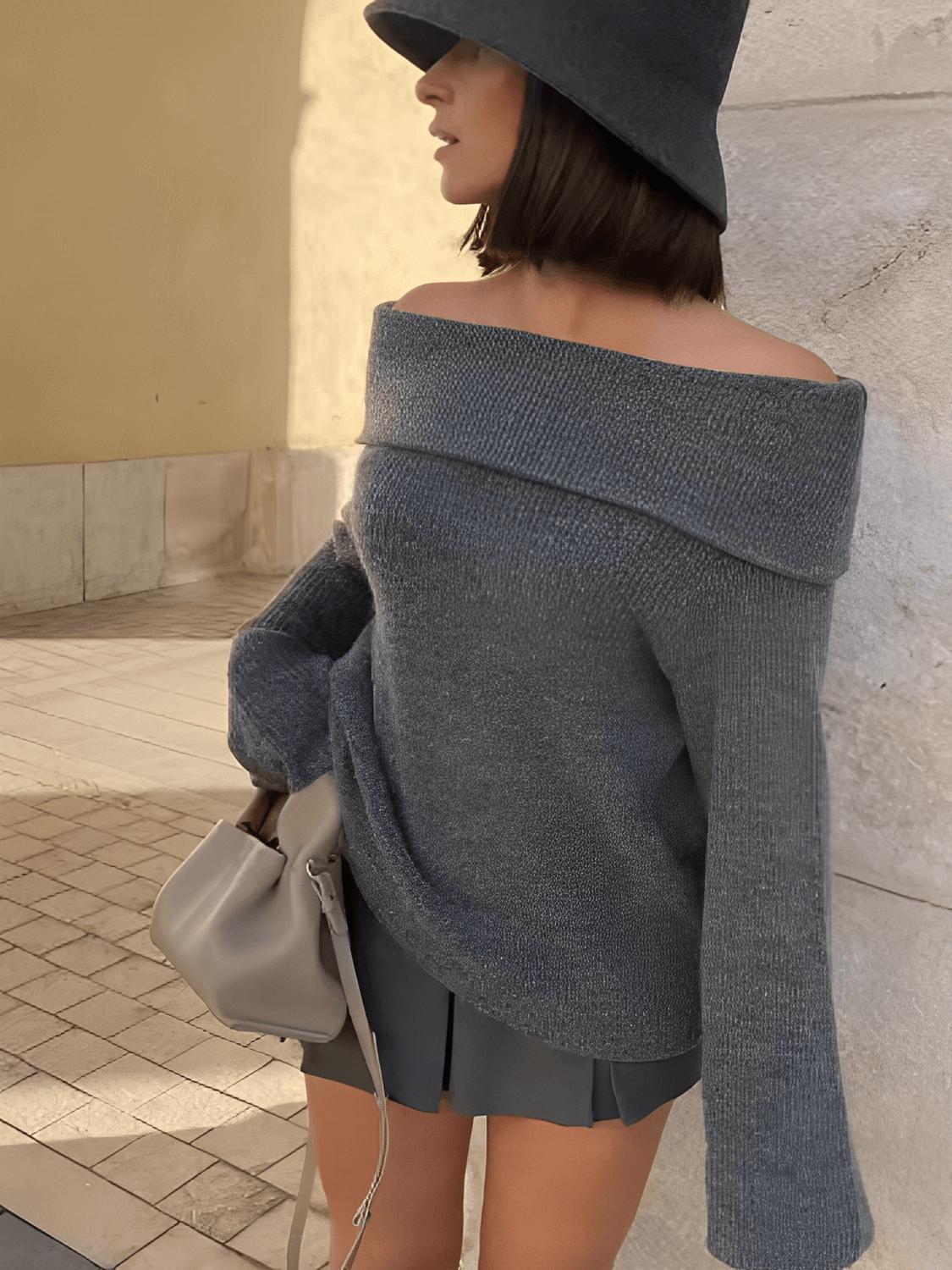Suéter Feminino em Tricô Ombro a Ombro com Gola Larga e Manga Tipo Flare – Flávia