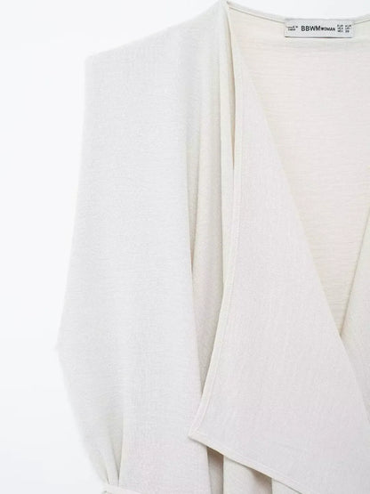 Blusa Feminina Bainha Assimétrica com Decote em V e Cinto de Cordão Ajustável - Serena