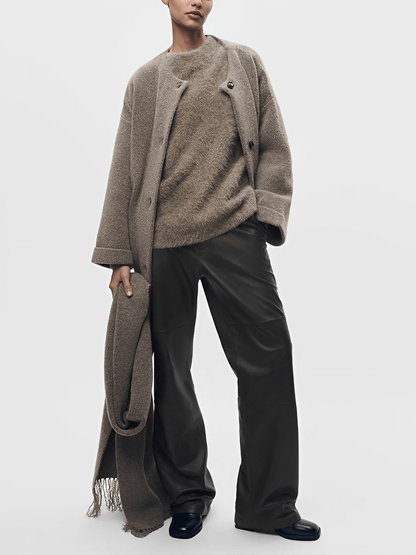 Casaco Feminino Oversized em Lã Batida com Bolsos Frontais Botões e Cachecol Removível com Franjas – Marjorie