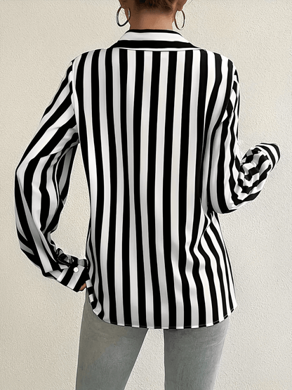 Camisa Feminina Listrada com Gola Polo Fechamento em Botões e Modelagem Alongada - Kesia